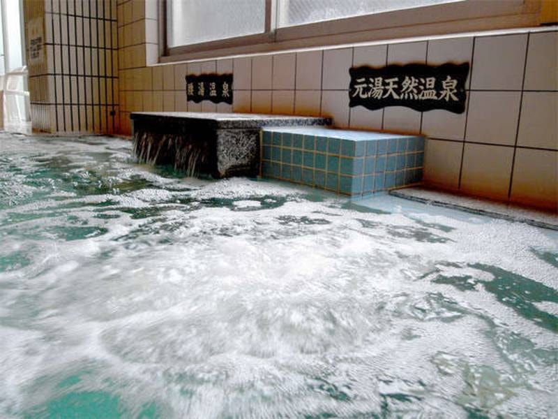 【大浴場・腰湯】骨盤や下半身を高い温度で温めることで、リンパや血液の流れを良くする健康浴槽