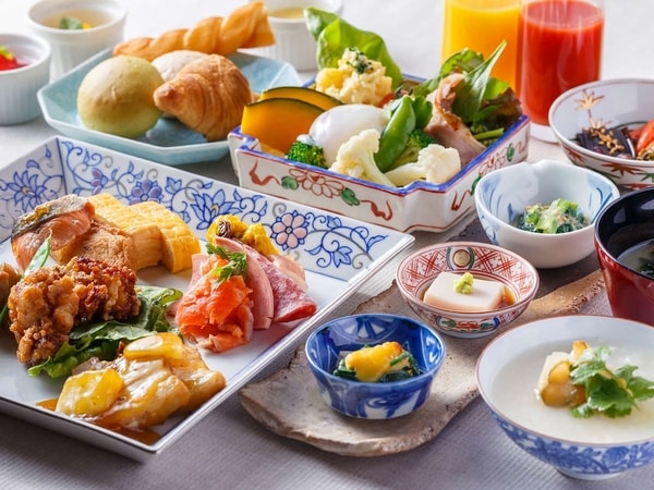 【朝食/例】大分・中津名物の唐揚げや博多がめ煮をはじめ、九州の味わいを楽しめる料理と定番の洋食メニューを和洋食ビュッフェでご用意します。目の前で焼き上げるオムレツなど、できたての一品もお楽