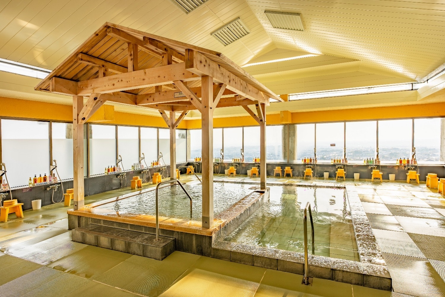 音ノ湯「滝音ノ湯」：街並みを一望できる展望大浴場。ほど良いクッション性のあるお風呂畳を敷いています