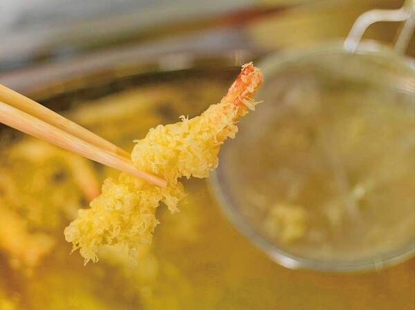 【～8/31】【ライブ】季節の天ぷら※イメージ
ライブキッチンから揚げたてでご提供する人気の天ぷら。
アツアツの天ぷらは、ご飯のおかずだけではなくお酒のおつまみにもぴったりです。