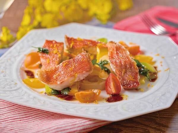 【7/1/～8/31】白身魚のシチリア風オーブン焼き※イメージ　魚と柑橘類を合わせた南イタリアの定番料理。
ローリエとオレンジの爽やかな香りとやわらかな酸味が印象的な一品です