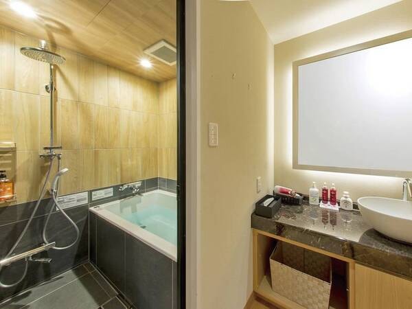 天然温泉内風呂付き和洋室：洗面所・浴室/例