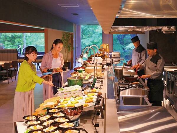 2階レストラン「欅」-朝食でももちろんライブキッチンからおいしさをお届け