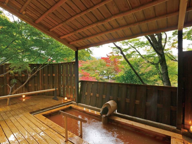 【ひのきの湯】楓の木々を眺める金泉露天風呂