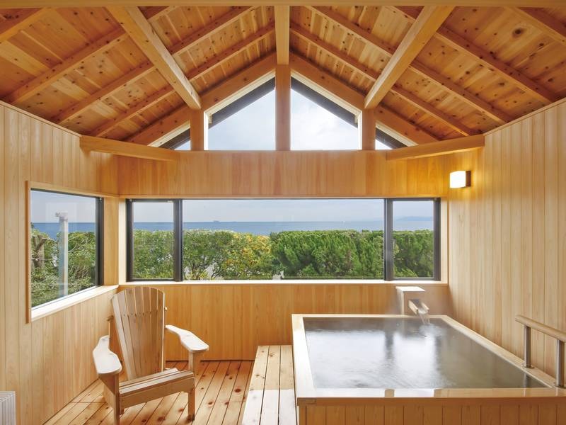 【有料貸切風呂「東雲」】檜の香り漂う空間。横に大きな窓から見える迫力のオーシャンビュー
