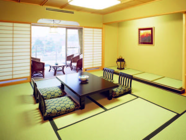 （客室一例）須磨大池を眺めるお部屋は広々60平米!!夕食はゆったりお部屋食で