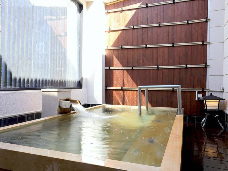 【大浴場の古代檜の露天風呂】銀泉をお楽しみいただけます