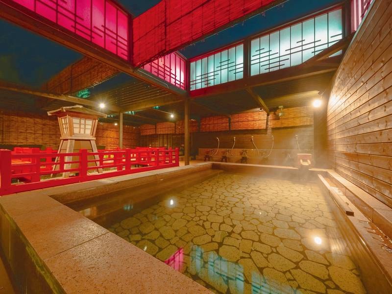 【日帰り入浴施設　太閤の湯】露天風呂（夜）/例