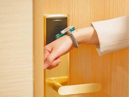 お部屋の鍵はバンド型になっており、タッチ式で施錠ができます
