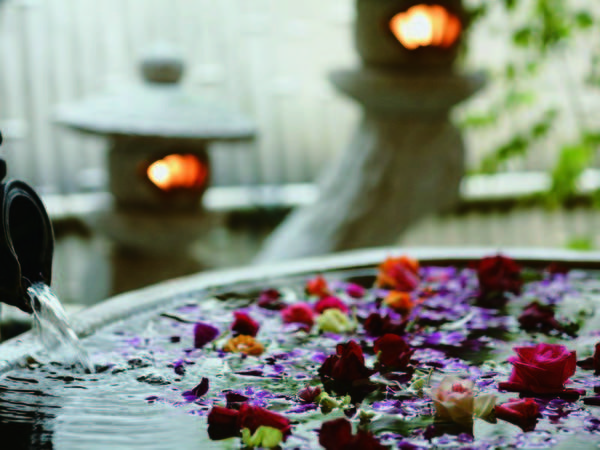 【信楽焼陶器風呂「竹」】花を浮かべた優雅な貸切風呂