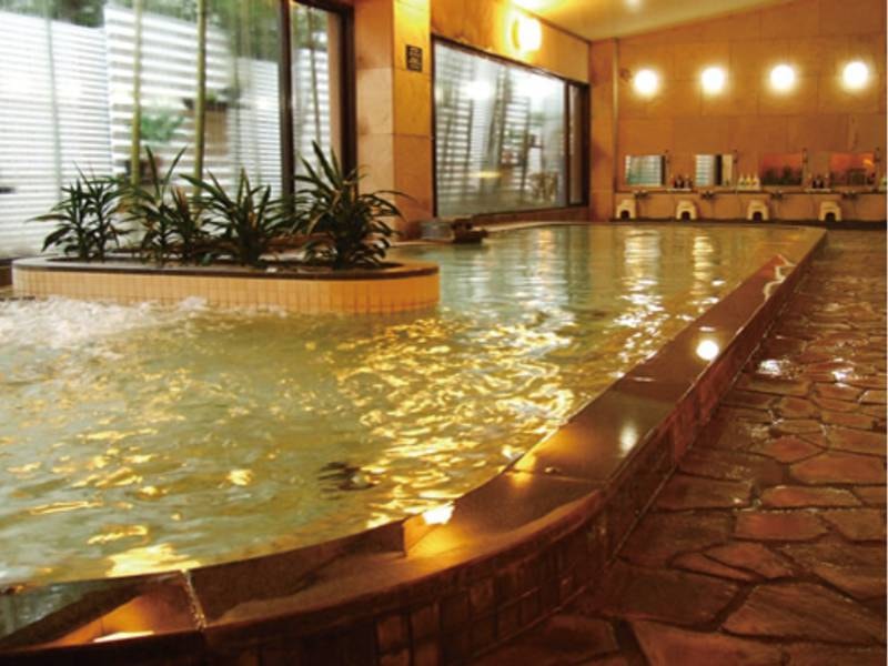 【大浴場・全身浴】無色透明な自家源泉のラジウム温泉。疲労回復や美肌効果もあるといわれている