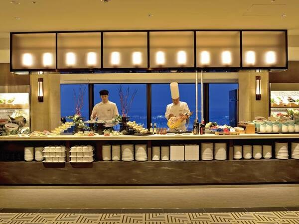 【夕食／本館30階約50種ブッフェ例】夜景と共に優雅なひとときを