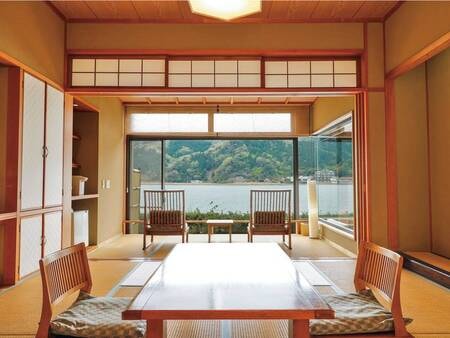 【1階和室/例】ゆったり流れる円山川を見渡す、和の情緒あふれる空間