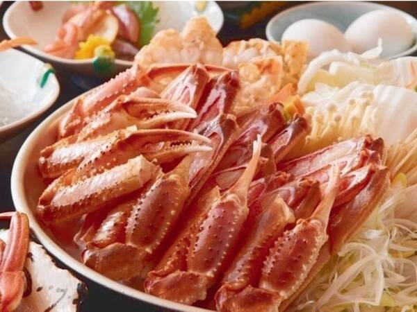 蟹の身をたっぷりご用意した蟹すき鍋。(写真は2名様分)/【蟹1.5杯+但馬牛】迷ったらコレ！蟹をお部屋でゆっくり楽しむ「城崎の冬満喫プラン」＜■蟹1.5杯＞一例