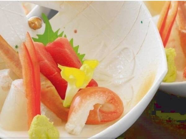 蟹のお刺身をお楽しみください/【蟹1.5杯+但馬牛】迷ったらコレ！蟹をお部屋でゆっくり楽しむ「城崎の冬満喫プラン」＜■蟹1.5杯＞一例