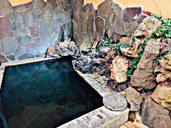 【岩風呂】八ヶ岳の自然石を敷き詰めた重厚なお風呂
