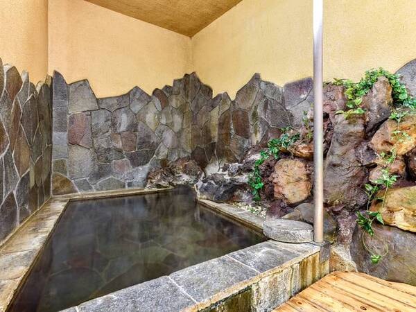 【岩風呂】八ヶ岳の自然石を敷き詰めた重厚なお風呂