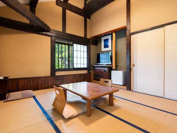 【8畳和室】梁の重厚感や畳のあたたかさや古民家らしさを感じる、昔ながらの趣が残る和室です。※トイレ・洗面台はついておりません。