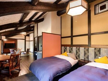 【八ヶ岳　和洋室】当館で一番広いお部屋。足を伸ばしてくつろげる畳のスペースやベッドスペースに分かれた和洋室です。