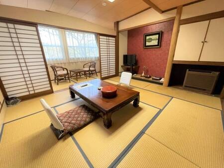 ★本館(東館)和室(バス無)写真一例
フロント玄関は3階にあり、東館の2階、4階の客室へは階段のみとなっております(※エレベーター無し)。お風呂がなく、古い部屋タイプとなっております。