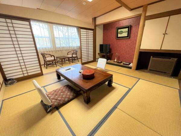 ★本館(東館)和室(バス無)写真一例
フロント玄関は3階にあり、東館の2階、4階の客室へは階段のみとなっております(※エレベーター無し)。お風呂がなく、古い部屋タイプとなっております。