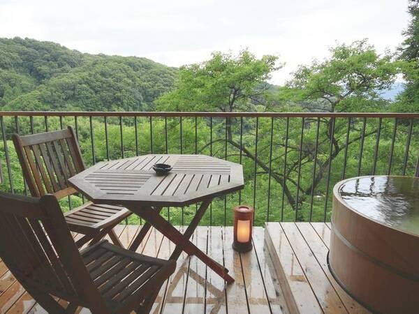 【露天風呂付客室/例】全室山側に面しており、露天風呂に入りながら森林浴を楽しめる