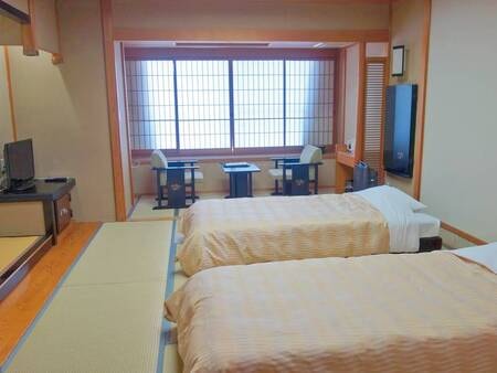 【客室／10畳和室 一例】お部屋内にローベッドが設置されております