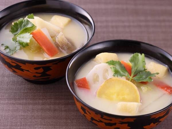 【朝食バイキング/例】興福寺の粕汁。追儺会(ついなえ)の際、関係者やお手伝いの方に身体を温めるために振舞われ、白味噌と酒粕の風味が食欲をそそる一品