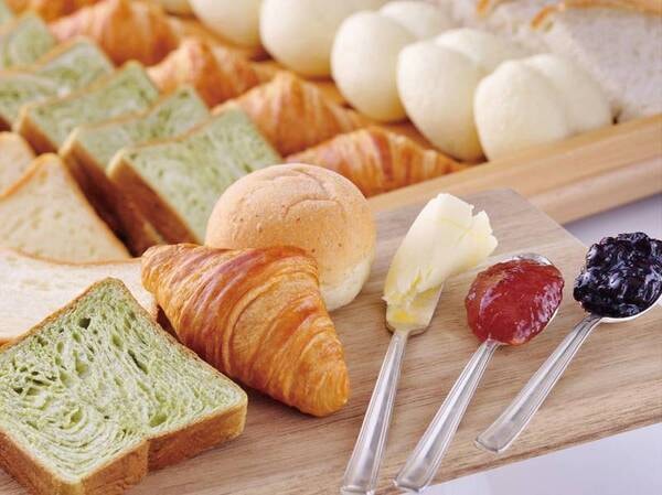 【朝食バイキング/例】シェフがカウンターで仕上げるスペシャリテや数種類のパン、ぴよたまを使った卵料理、奈良県産食材にこだわったアレンジ料理など