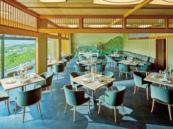 【TERRACE若草山】抜群の眺望を誇るメインダイニング「テラス若草山」は江戸時代から明治時代にかけての町屋が多く立ち並ぶエリア「ならまち」で人気和食料理店2号店。