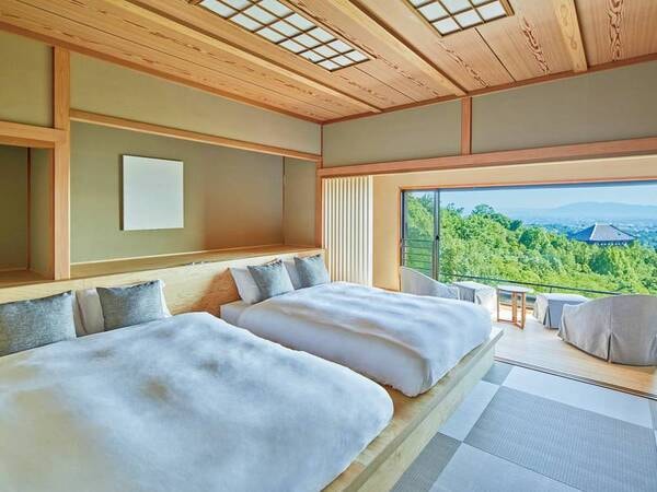 【パノラマビューツイン/例】ダブルサイズベッド2台が備わった45平米の広い洋室です。ホテル5階にあり、窓からは若草山麓の原生林と奈良市街を見渡すことができます。