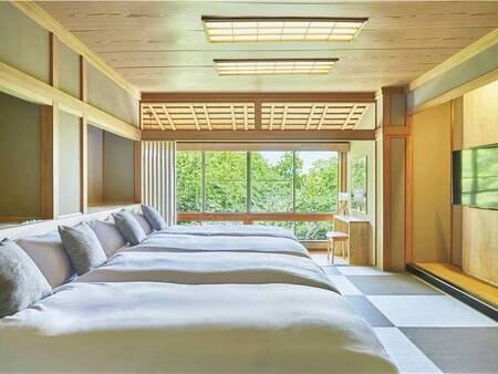 【デラックスファミリー（4ベッド）/例】シングルサイズベッド4台が備わった45平方メートルの広い洋室です。ホテル２階、３階にあり、窓からは若草山麓の原始林と一部大和三山をお楽しみいただけます。