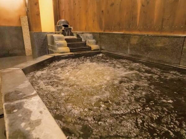 【行者の湯】ジャグジー付の大浴場。おうばく(漢方）を溶け込ました漢方風呂を楽しめる


