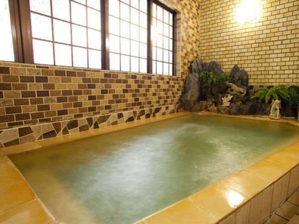 【大浴場】洞川の湯は地区内1000mの地下より湧出する摂氏31℃の弱アルカリ性で、入浴後はお肌がすべすべになると大変喜ばれています