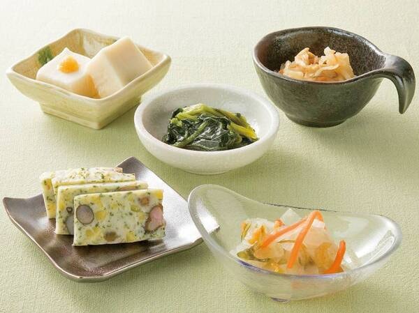 ＜朝食＞【奈良名物】胡麻豆腐、大和野菜のおひたし、切り干し大根、柿なます、むかご真丈