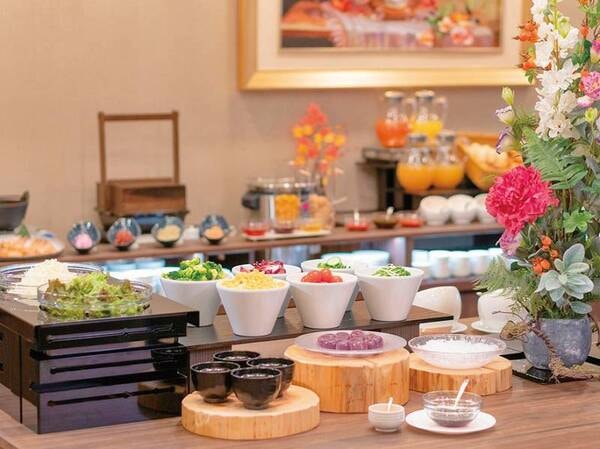 ＜朝食＞　サラダ、デザートコーナー