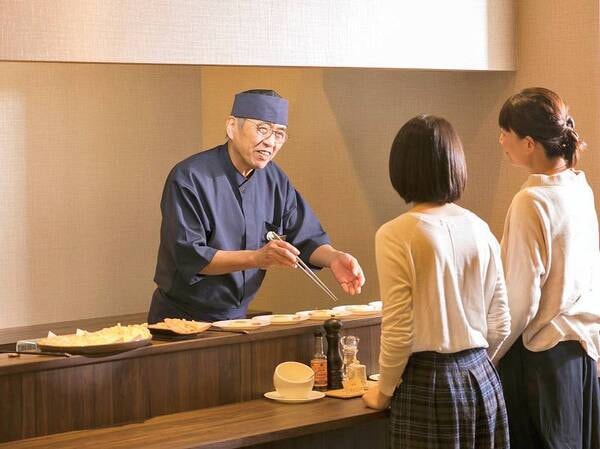 ＜朝食＞実演コーナーで出来立てのお料理をお召し上がりいただけます。