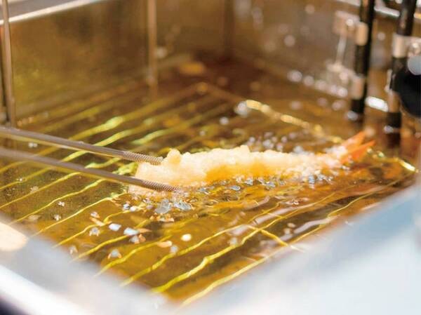 ＜朝食＞揚げたての天婦羅をレストラン内の実演コーナーにてご用意しています、