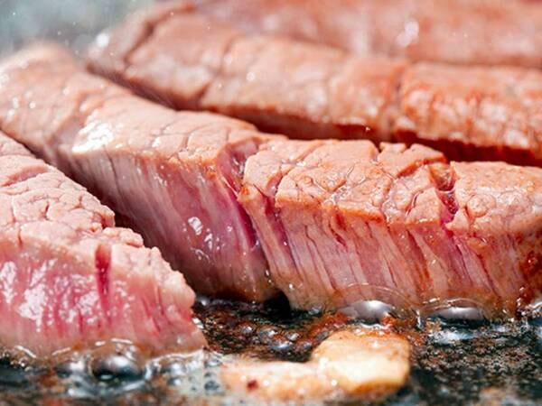 【夕食/例】牛ステーキも食べ放題!