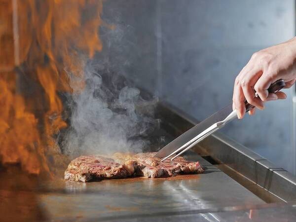 【丸峰特製ビュッフェプラン/例】臨場感溢れるライブキッチンでは出来立てのステーキをご提供！