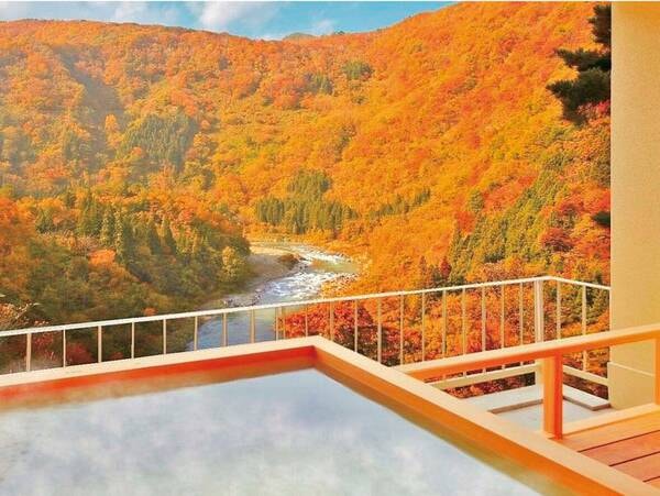 【川音露天風呂付客室からの眺め(秋)/例】渓谷と美しい山々の紅葉を眺める
