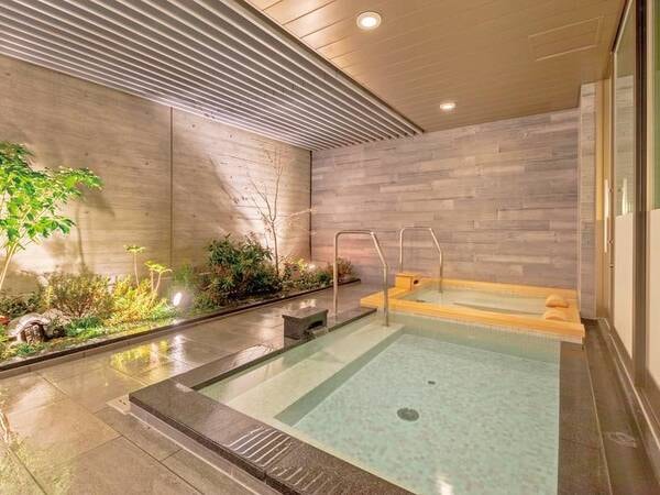 【大浴場（露天風呂）】最上階（14階）には露天風呂を備えた広々とした大浴場と、足を伸ばしてくつろげる”寝湯”を完備