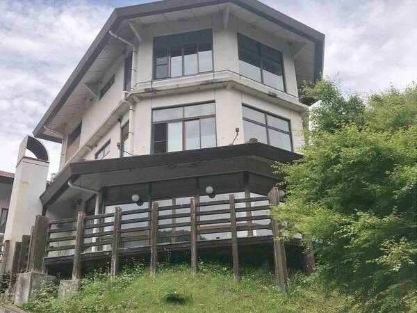 小高い丘に位置する当宿