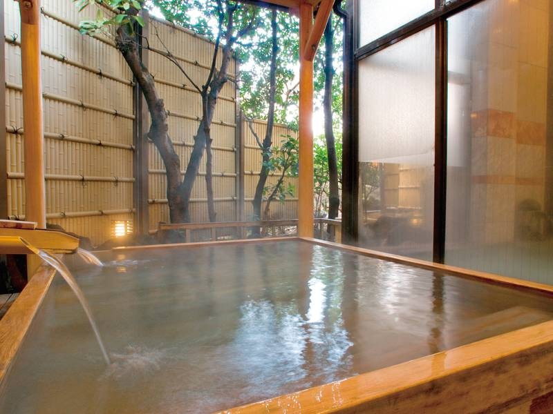 大理石風呂と併設の檜露天風呂