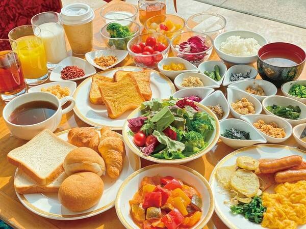 【朝食付プラン/例】光溢れるレストランでバイキングを楽しめる