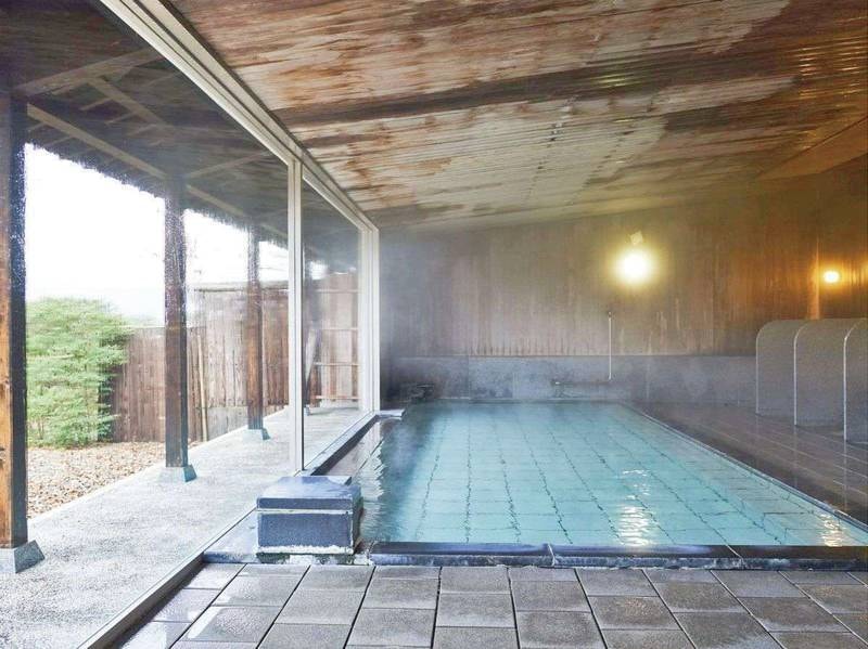 【男性大浴場】広々とした大浴場から眺める蔵王の山並みも美しい