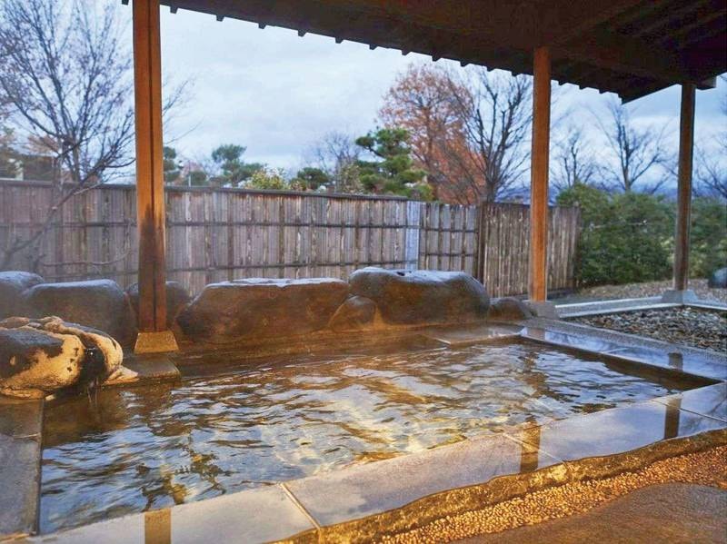 【蔵王連峰を眺める露天風呂】かけ流しの源泉と吹き抜ける風が肌に心地よい露天風呂