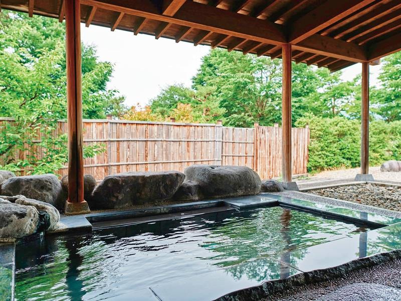 高松の湯：大浴場併設の露天風呂
源泉100%掛け流しの新鮮な湯を堪能！