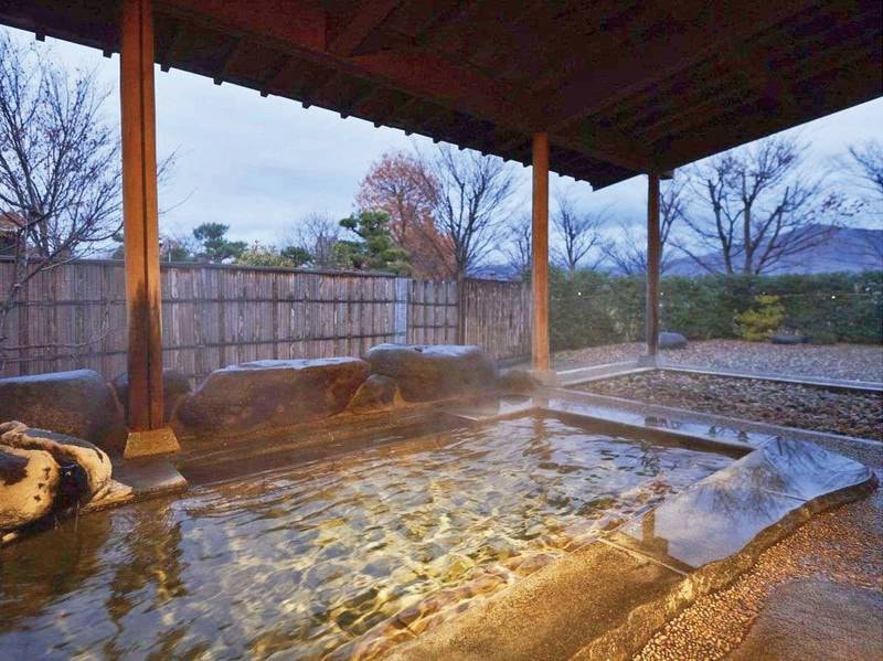 【蔵王連峰を眺める露天風呂】かけ流しの源泉と吹き抜ける風が肌に心地よい露天風呂