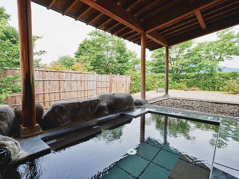 【蔵王連峰を眺める露天風呂】かけ流しの源泉と吹き抜ける風が肌に心地よい露天風呂